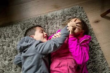چند توصیه برای پایان دادن به دعواهای همیشگی خواهر و برادرها