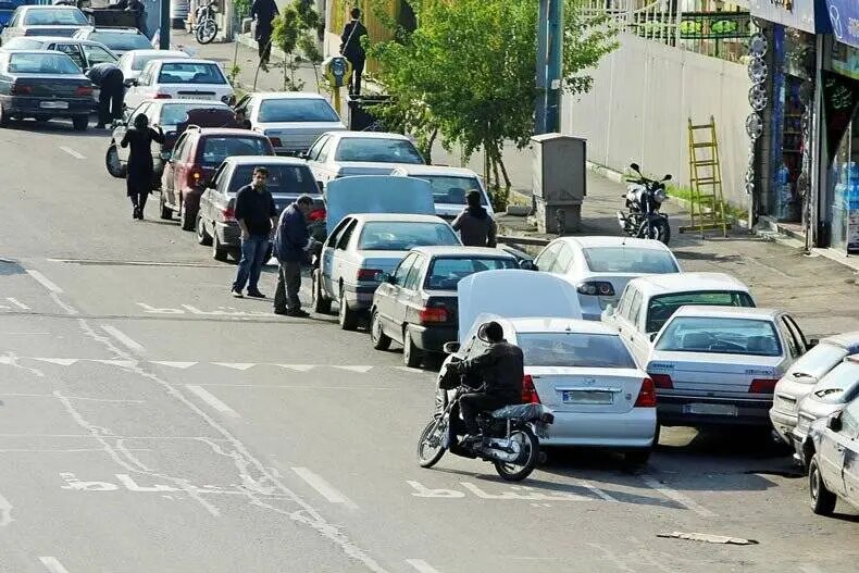 گردن‌کلفت‌ها جای پارک خودرو را به مردم می‌فروشند