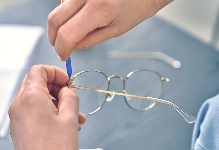 تعمیر دسته شکسته عینک با سوزن منگنه، پنبه و...