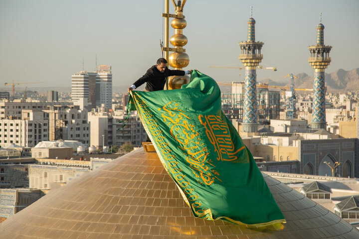 تعویض پرچم حرم امام رضا (ع) همزمان با سوم ربیع‌الاول