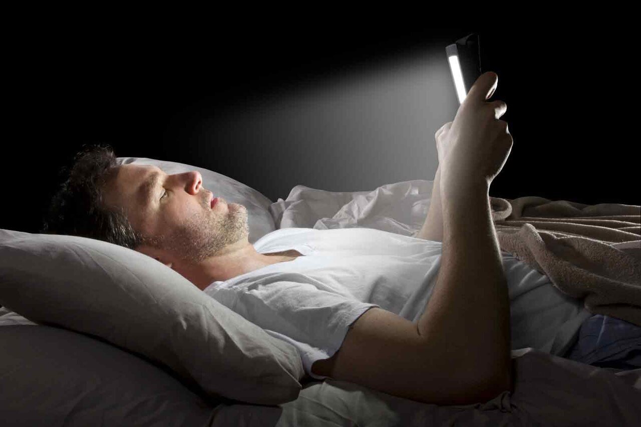 چرا نباید قبل از خواب گوشی به دست بگیریم؟