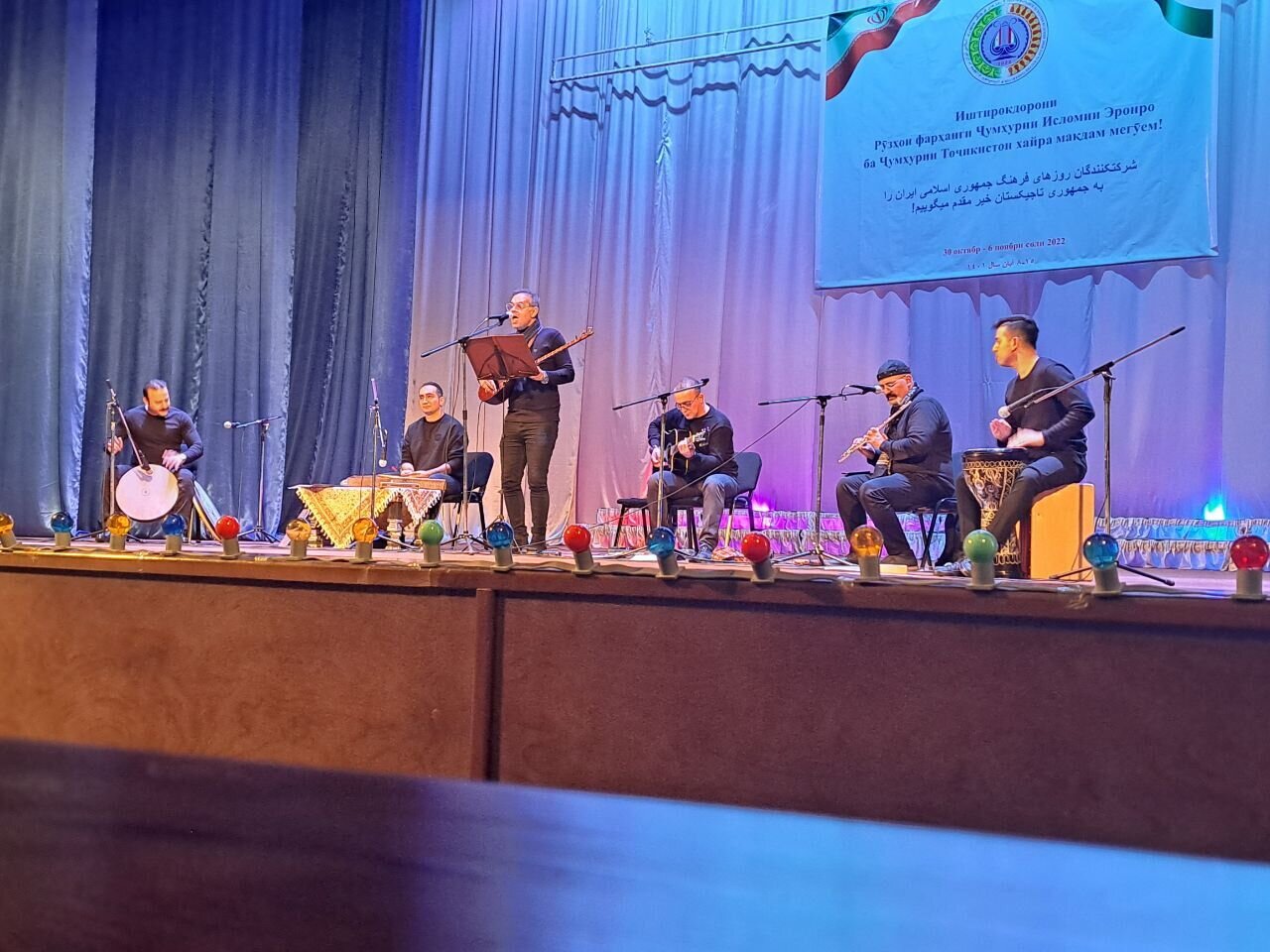 «شهپر» شاهنامه را به برج آزادی می‌برد