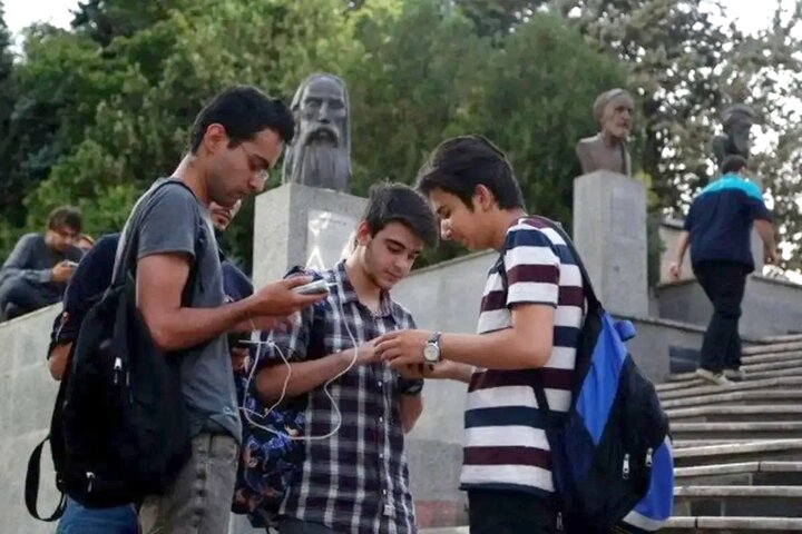 قرار نیست نوجوان را از زبان خودش دور کنیم