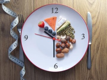 بدن چه ساعتی کالری بیشتری از غذا می‌سوزاند؟