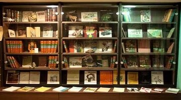 ویترین کتابفروشی دست دانش‌آموزان