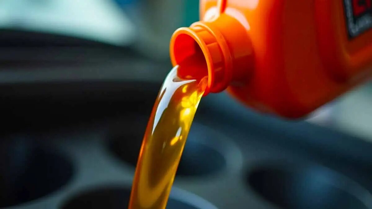 آیا می‌توانیم دو نوع روغن متفاوت در موتور ماشین بریزیم؟